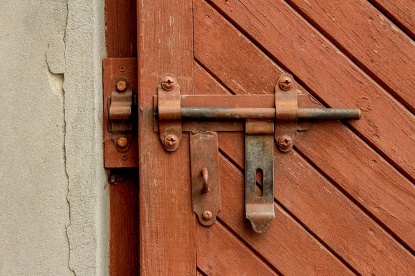 Tahta Kapılar Bodruma Metal Kilit — Stok fotoğraf