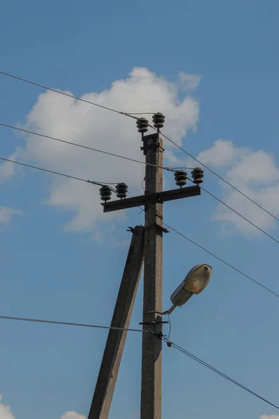 Stromleitungen Auf Einem Mast Vor Blauem Himmel — Stockfoto