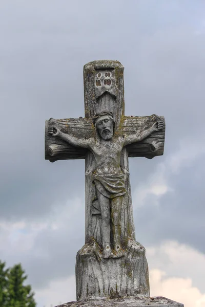 Cruz Piedra Sobre Una Tumba Cementerio Cristiano — Foto de Stock