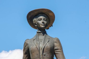 Parktaki Solomiya Krushelnytsia anıtı. Kadının anıtı bronzdan yapılmıştır..