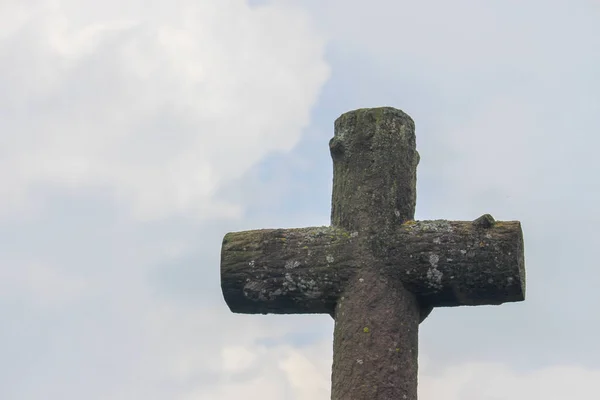 Cruz Piedra Sobre Una Tumba Cementerio Cristiano —  Fotos de Stock