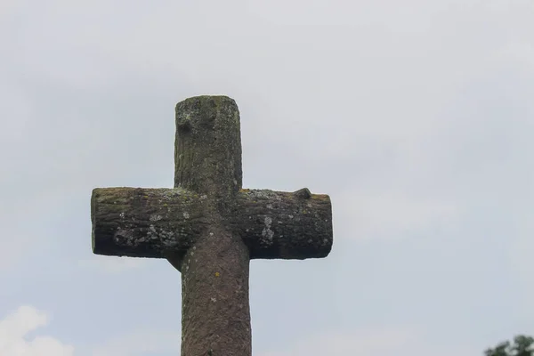 Cruz Piedra Sobre Una Tumba Cementerio Cristiano —  Fotos de Stock