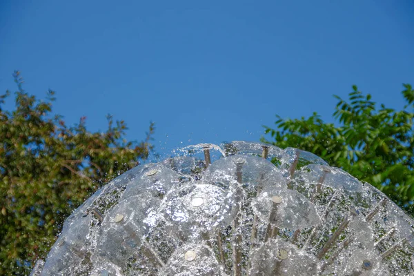 公園内の噴水の中の水のジェット — ストック写真