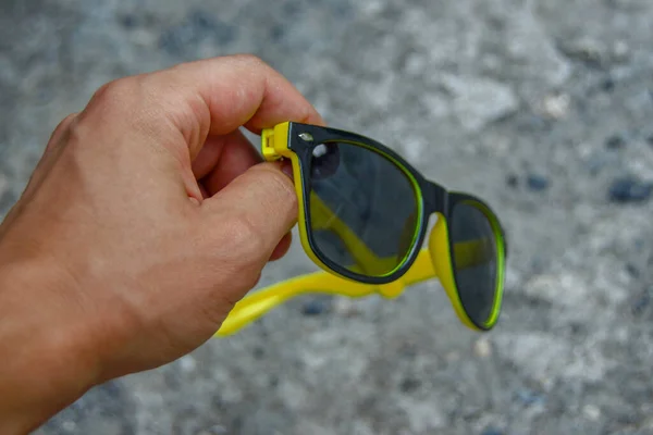 Gafas Sol Negras Para Mujer Con Marco Amarillo — Foto de Stock