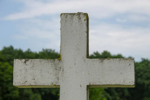 Білий Бетонний Християнський Хрест Полі Задньому Плані Трави — стокове фото