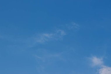 Güzel yaz havasında mavi gökyüzü