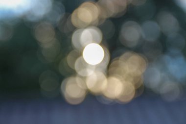 Parktaki renkli güneş ışınlarının odak noktasını yok et