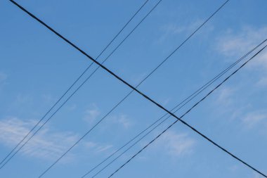 Güzel yaz havasında mavi gökyüzü