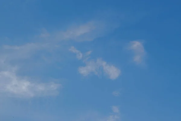 Синее Небо Хорошую Летнюю Погоду — стоковое фото