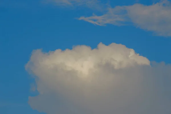 Langit Biru Dalam Cuaca Musim Panas Yang Baik — Stok Foto