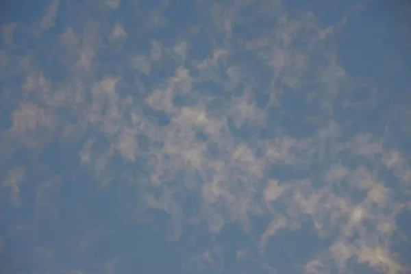 Langit Biru Dalam Cuaca Musim Panas Yang Baik — Stok Foto