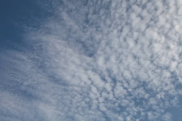 Голубое Летнее Небо Хорошую Погоду — стоковое фото
