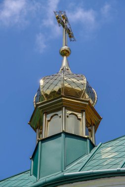 Eski Hıristiyan kilisesinin çatısı teneke kaplıdır.