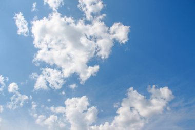 Güzel bulutlar ve açık bir yaz gününde gökyüzü