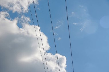 Güzel bulutlar ve açık bir yaz gününde gökyüzü