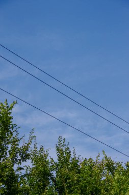 Güzel bulutlar ve açık bir yaz gününde gökyüzü