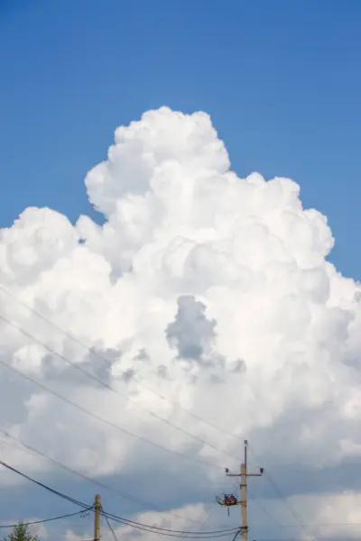 Awan Indah Dan Langit Pada Hari Musim Panas Yang Cerah — Stok Foto