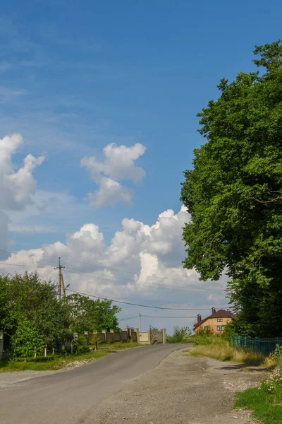 晴朗的夏日 美丽的云彩和天空 — 图库照片