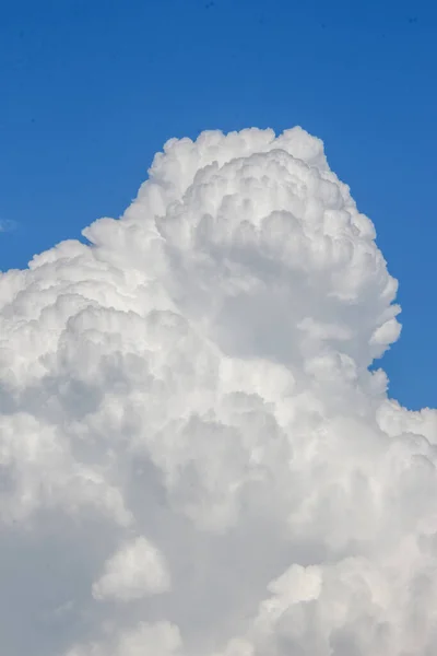 Awan Indah Dan Langit Pada Hari Musim Panas Yang Cerah — Stok Foto