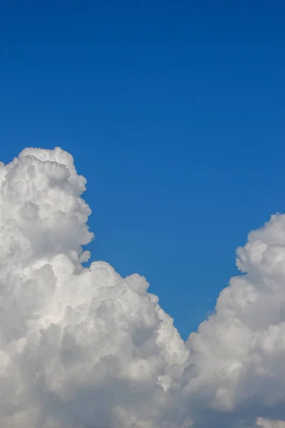 Awan Indah Dan Langit Pada Hari Musim Panas Yang Cerah — Stok Foto