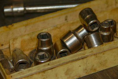 Atölyede farklı boyutlarda metal anahtarlar