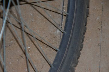 Tozla kaplı eski bir bisiklet.