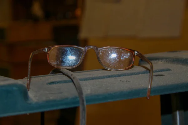 Oude Mannenbril Met Vergrootglas Werkplaats — Stockfoto