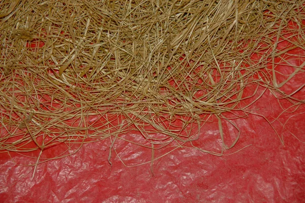 Foin Herbe Sèche Sur Tissu Huilé Rouge — Photo