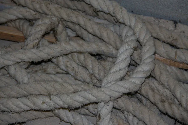 Dickes Altes Weißes Seil Auf Dem Boden — Stockfoto