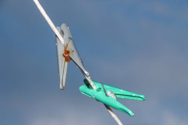 Yağmurdan sonra dantelde renkli tokalar ve mandallar