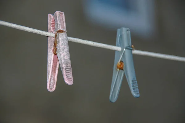 雨后花边上的彩色剪子和衣针 — 图库照片