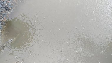 Şiddetli yağmurdan sonra yoldaki su birikintisi