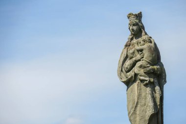 Hristiyan mezarlığındaki taş heykel