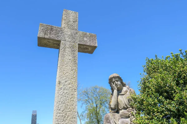 Steenkruis Een Graf Een Christelijke Begraafplaats — Stockfoto