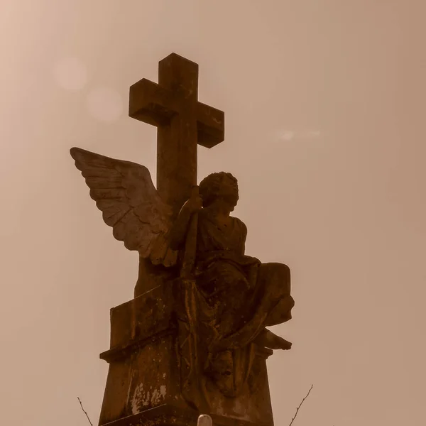 Escultura Ángel Con Una Cruz —  Fotos de Stock