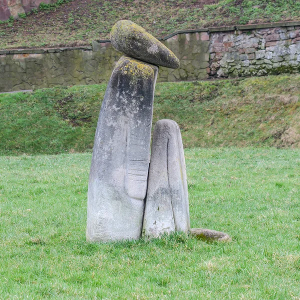 Sculpture Pierre Dans Parc Herbe Verte — Photo