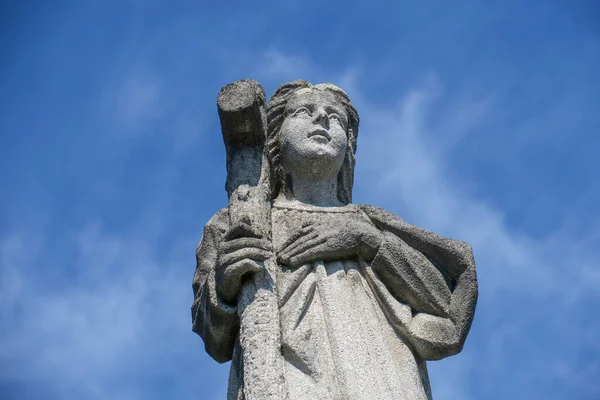 Escultura Piedra Sobre Tumba Cementerio Cristiano —  Fotos de Stock