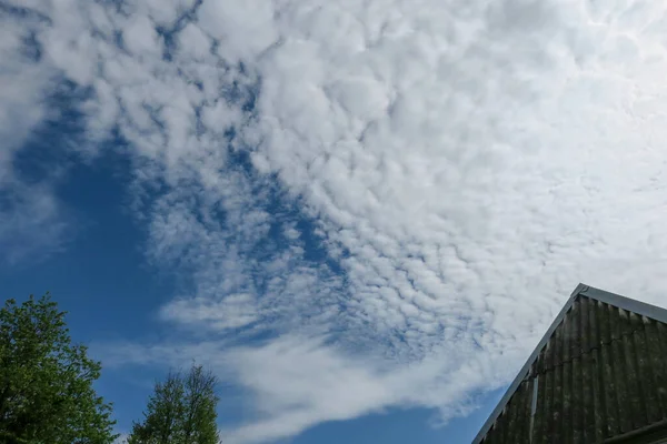 Schöne Weiße Wolken Und Blauer Himmel — Stockfoto