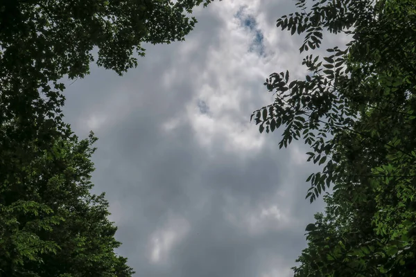 Μπλε Ουρανός Και Γκρίζα Σύννεφα Καλό Καιρό Ένα Φόντο Των — Φωτογραφία Αρχείου