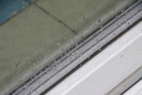 雨の後 窓に水が落ちる — ストック写真
