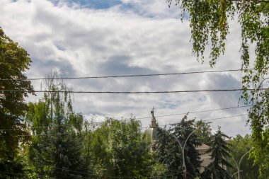 Ağustosta beyaz bulutlar üzerinde güzel mavi gökyüzü