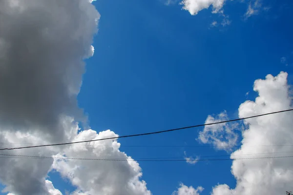Piękne Błękitne Niebo Białych Chmurach Sierpniu — Zdjęcie stockowe