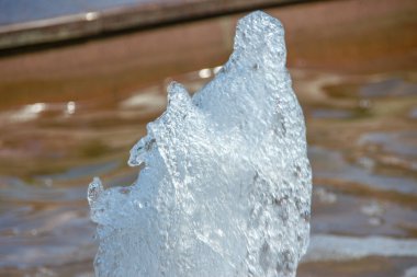 Ağustos 'ta şehir çeşmesinde su fışkırıyor.