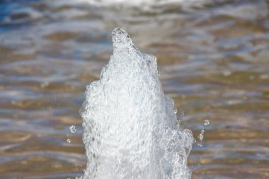 Ağustos 'ta şehir çeşmesinde su fışkırıyor.