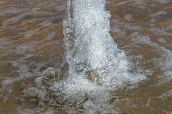 Getti Acqua Una Fontana Della Città Agosto — Foto Stock