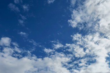 Güzel beyaz bulutlar ve mavi gökyüzü