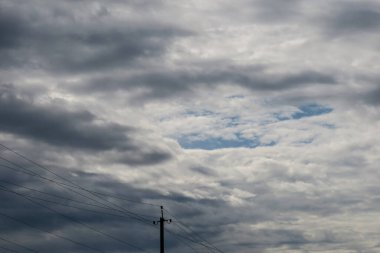 Güzel beyaz bulutlar ve mavi gökyüzü