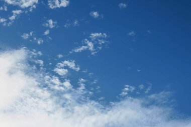 Güzel beyaz bulutlar ve mavi gökyüzü