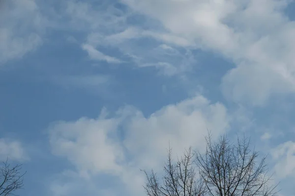 Красивые Белые Облака Голубое Небо — стоковое фото