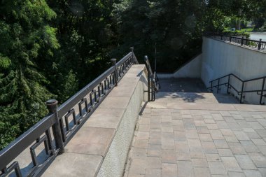 Parka giden taş merdivenler.